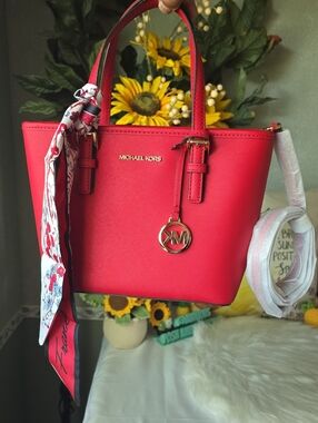 Micheal KORS NWT Jet SET traveler Bright RED